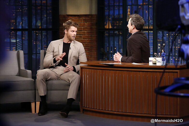 Luke Mitchell en Late Night with Seth Meyers 2017