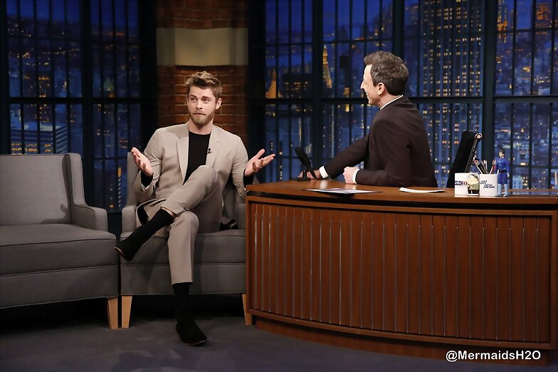 Luke Mitchell en Late Night with Seth Meyers 2017