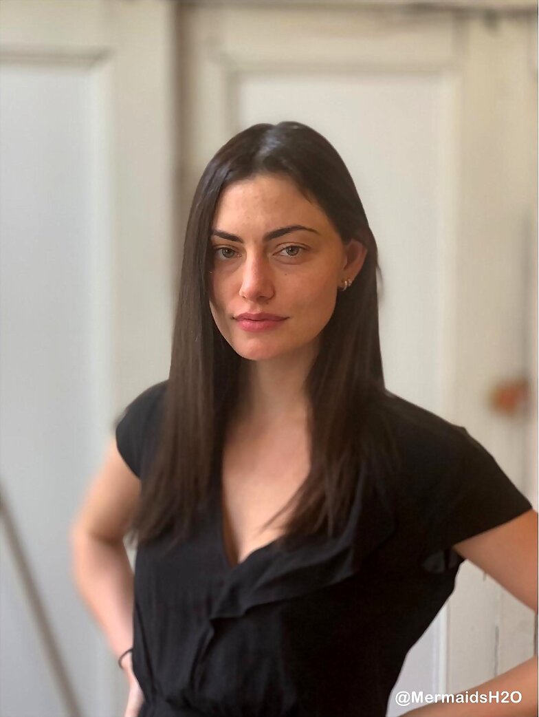 Phoebe Tonkin | April 2019