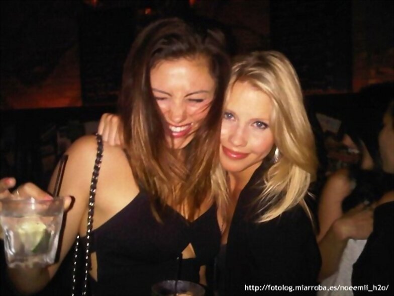 Phoebe y Claire de fiesta
