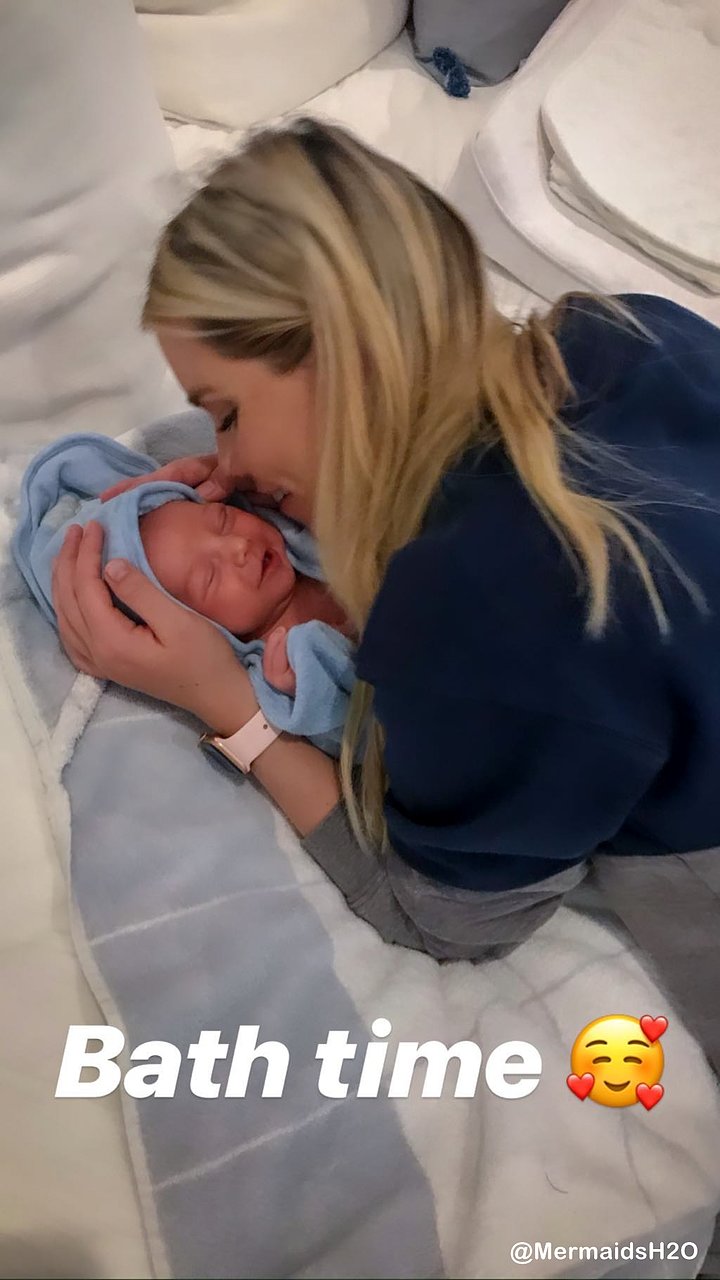 Claire Holt con su hijo James Holt Joblon