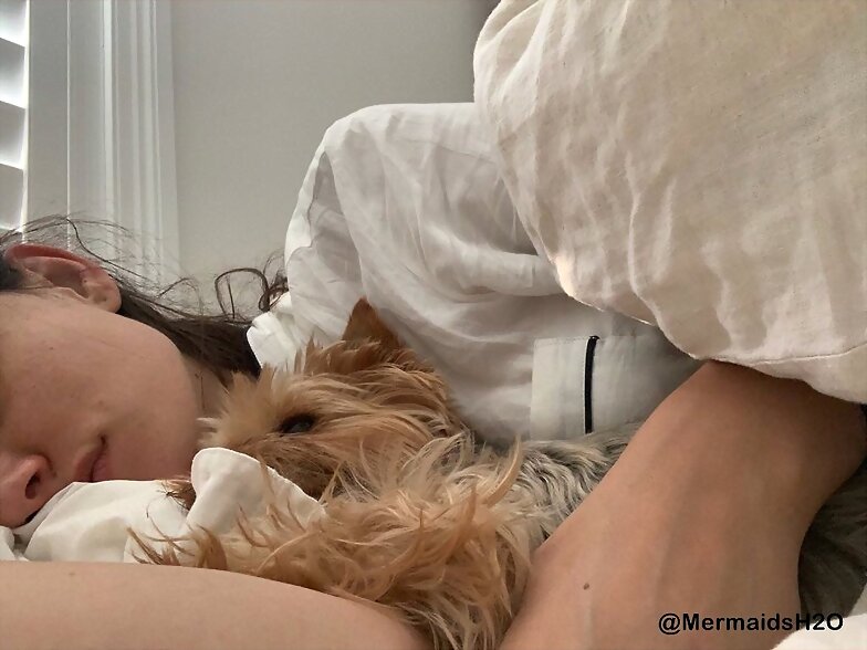 Phoebe Tonkin con su perrita Lola