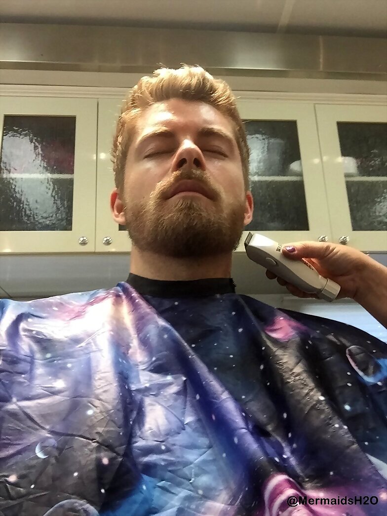 Luke Mitchell en el set de Blindspot S3