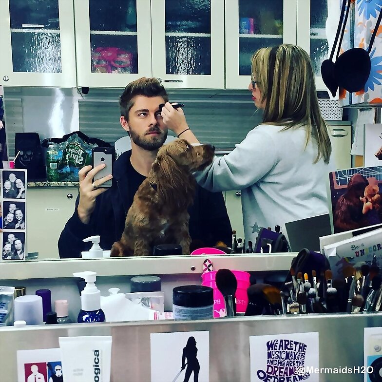 Luke Mitchell en el set de Blindspot S3