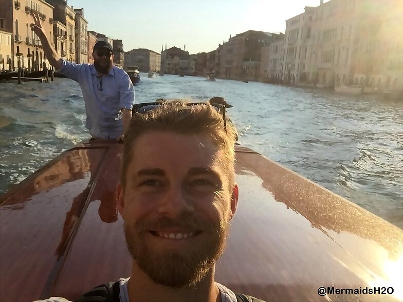 Luke Mitchell en el set de Blindspot S3