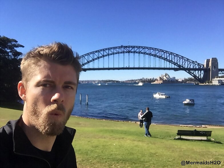 Luke Mitchell en el set de Blindspot S3