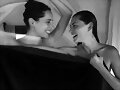 Phoebe Tonkin con su amiga