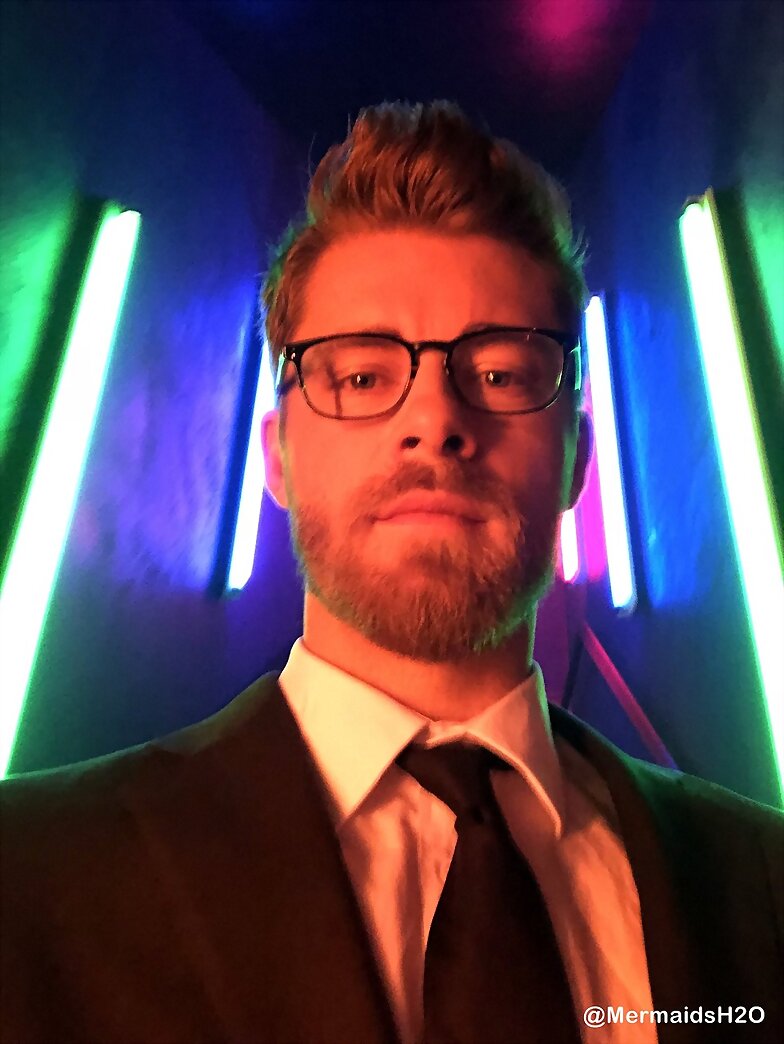 Luke Mitchell en el set de Blindspot S3