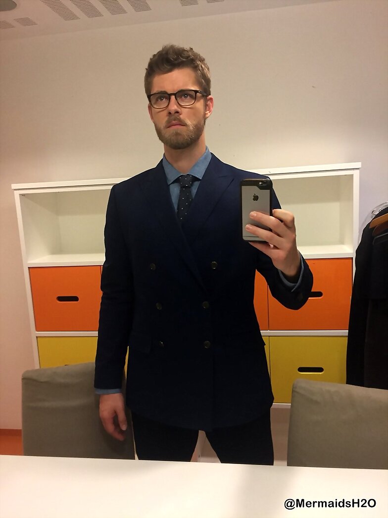 Luke Mitchell en el set de Blindspot S3