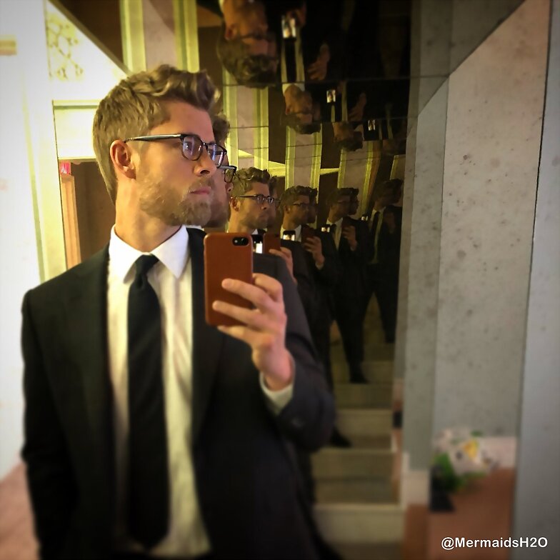 Luke Mitchell en el set de Blindspot S3