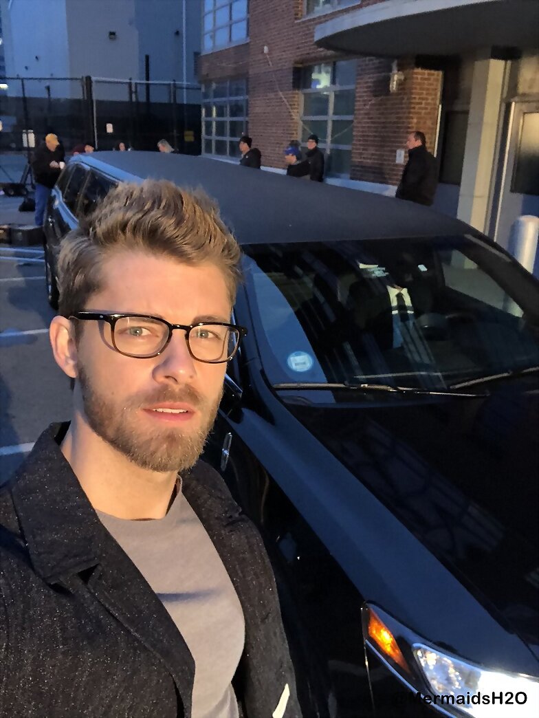 Luke Mitchell en el set de Blindspot S3