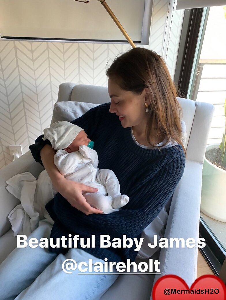 Phoebe Tonkin conociendo el bebe de Claire Holt