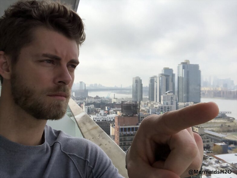 Luke Mitchell en el set de Blindspot S3