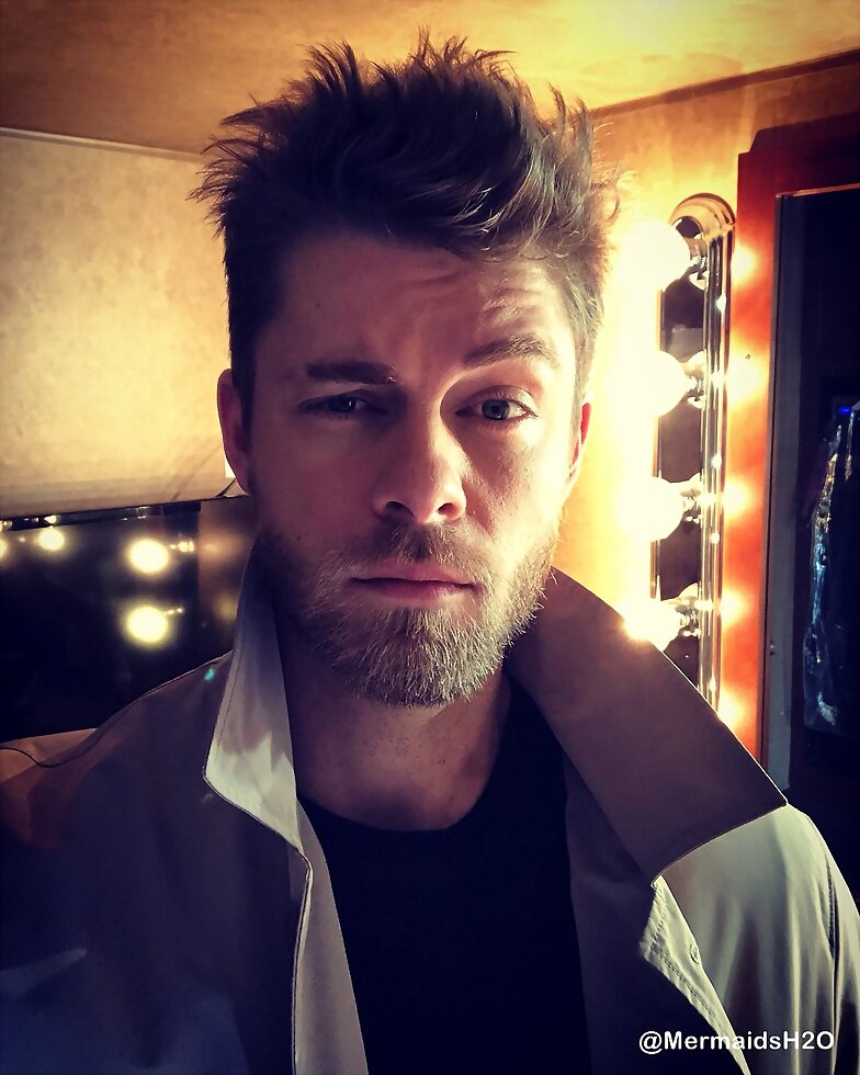 Luke Mitchell en el set de Blindspot S3