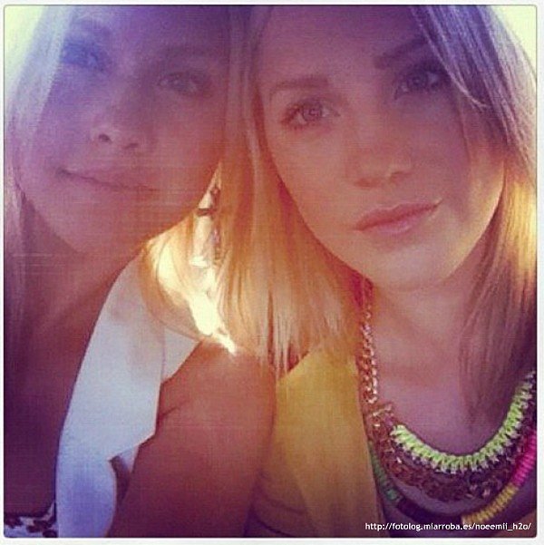 Claire Holt y su hermana