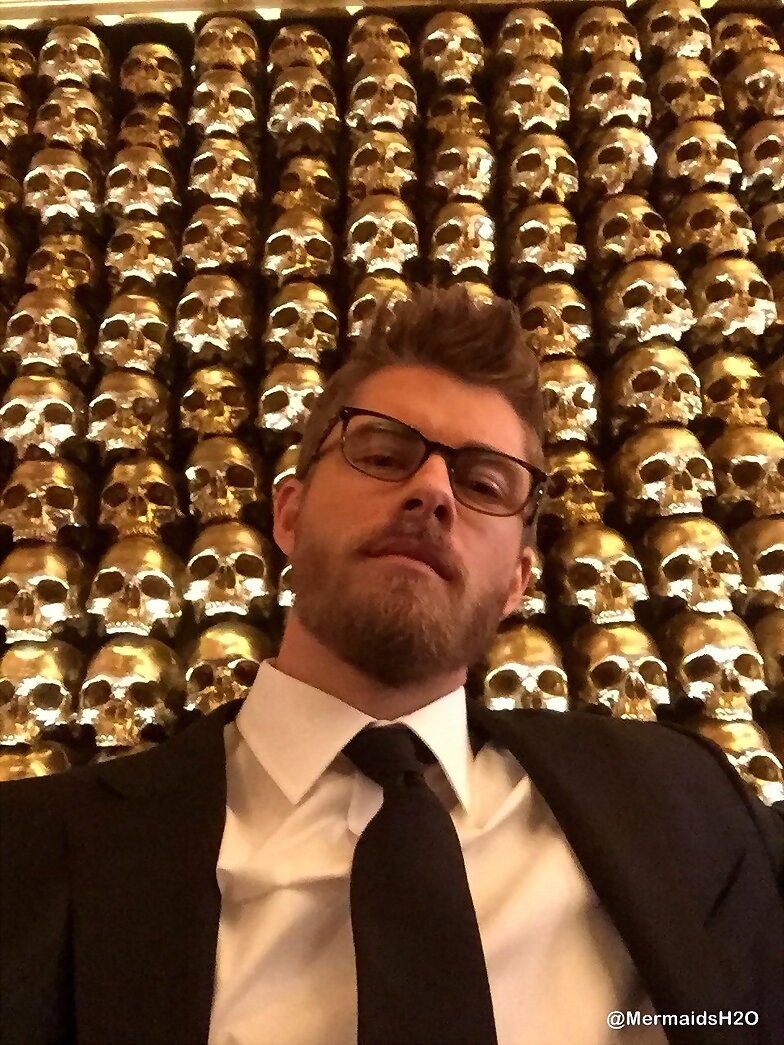 Luke Mitchell en el set de Blindspot S3