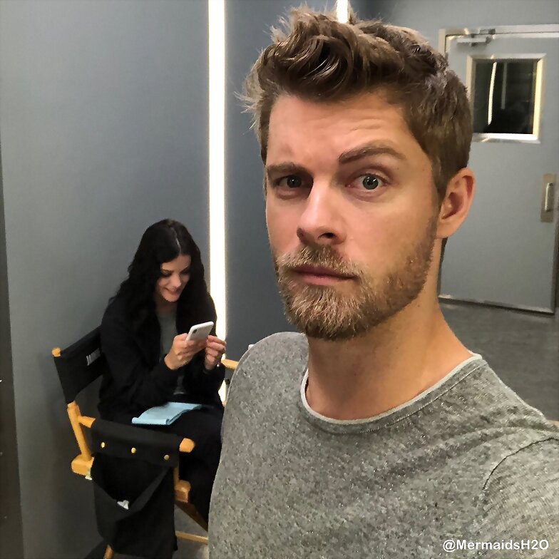 Luke Mitchell en el set de Blindspot S3