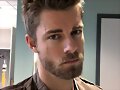 Luke Mitchell en el set de Blindspot S3