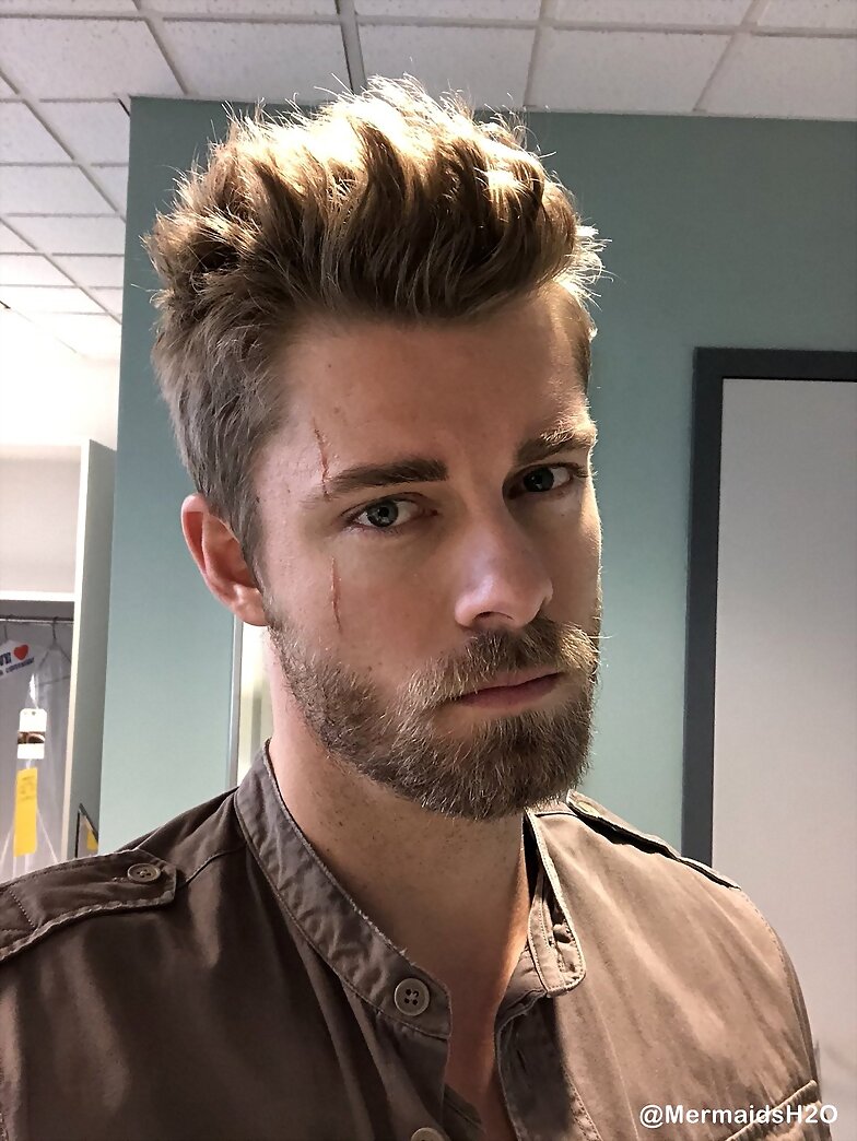 Luke Mitchell en el set de Blindspot S3