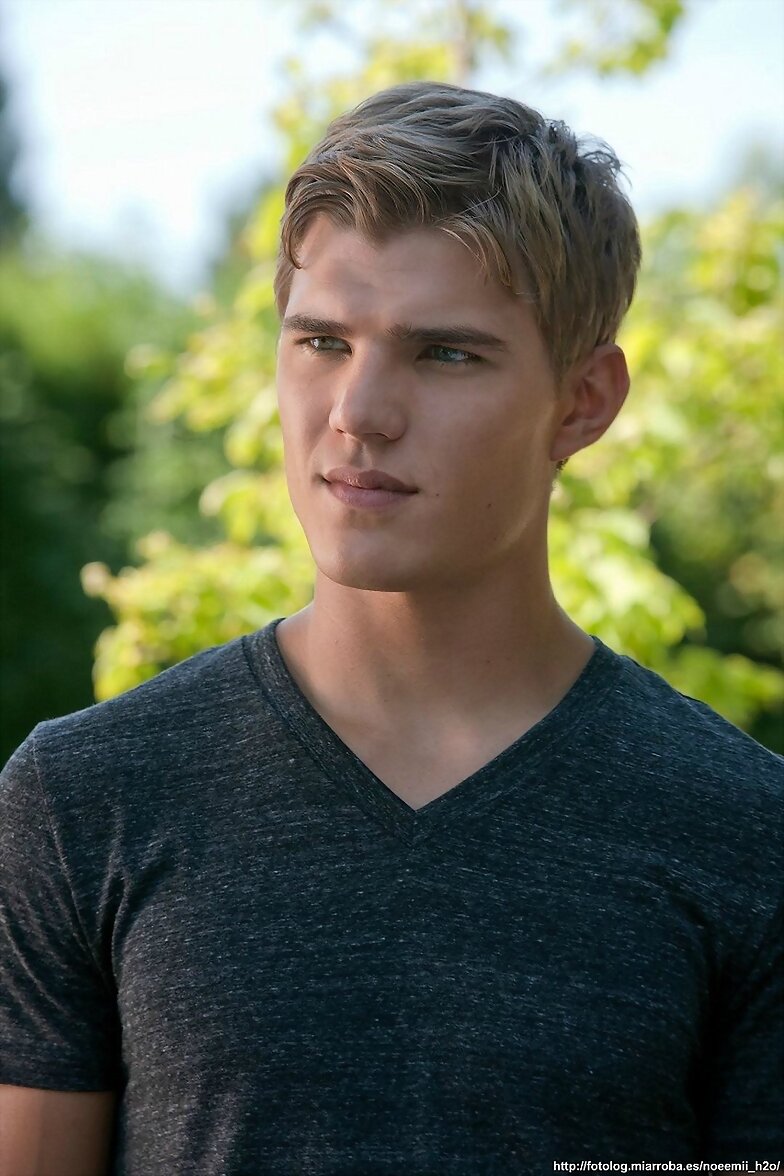 El círculo secreto, Chris Zylka es Jake Armstrong