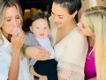 Claire Holt con su hijo James Holt Joblon y amigas