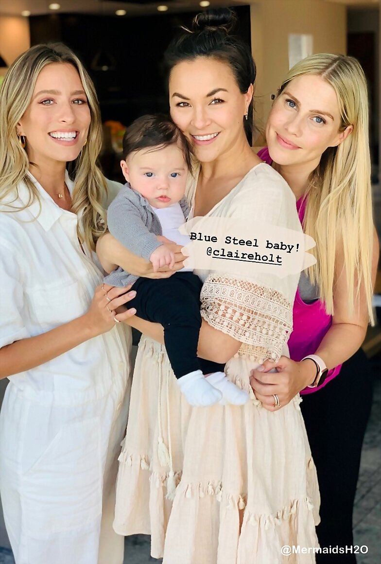 Claire Holt con su hijo James Holt Joblon y amigas