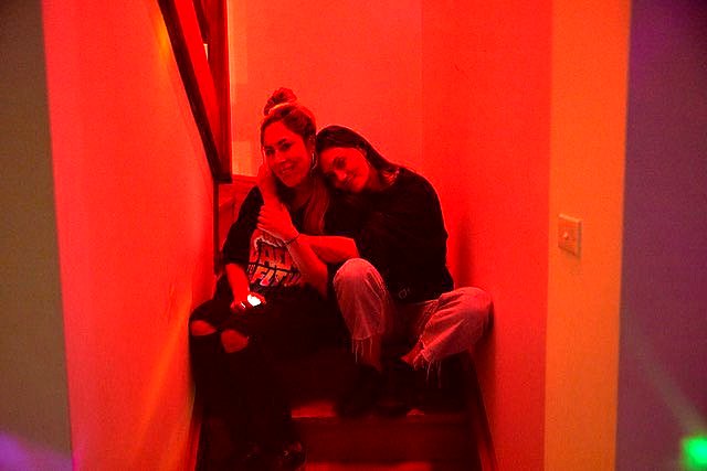 Phoebe Tonkin dirigiendo su primer film Furlough
