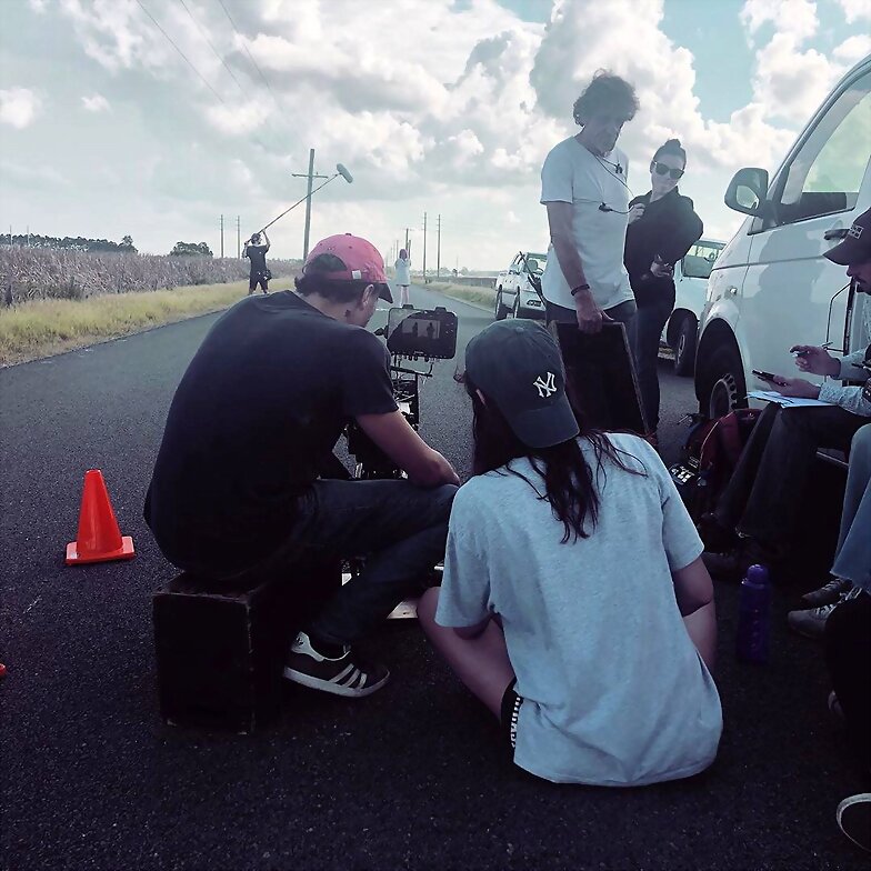 Phoebe Tonkin dirigiendo su primer film Furlough