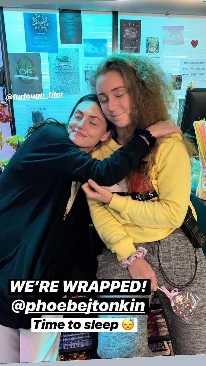 Phoebe Tonkin dirigiendo su primer film Furlough