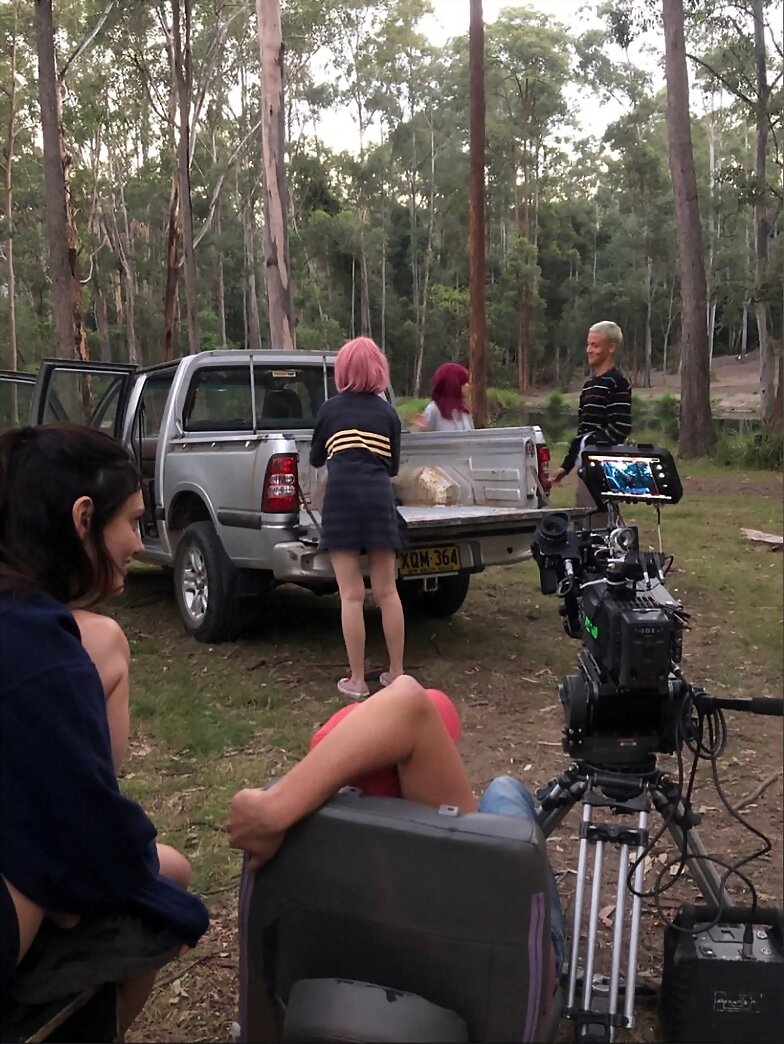 Phoebe Tonkin dirigiendo su primer film Furlough