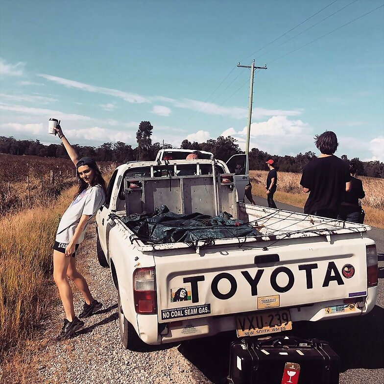 Phoebe Tonkin dirigiendo su primer film Furlough