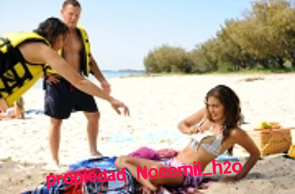 Samantha apunto de mojar a Cleo!