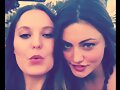 Phoebe Tonkin con una amiga