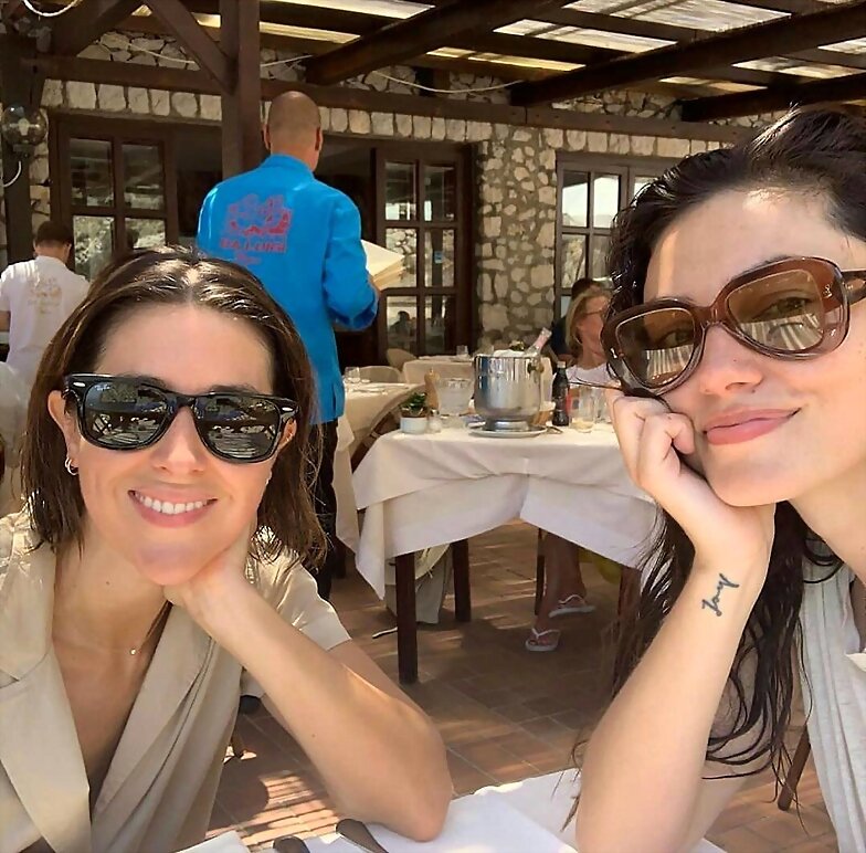 Phoebe Tonkin de vacaciones en Capri, Italia 2019