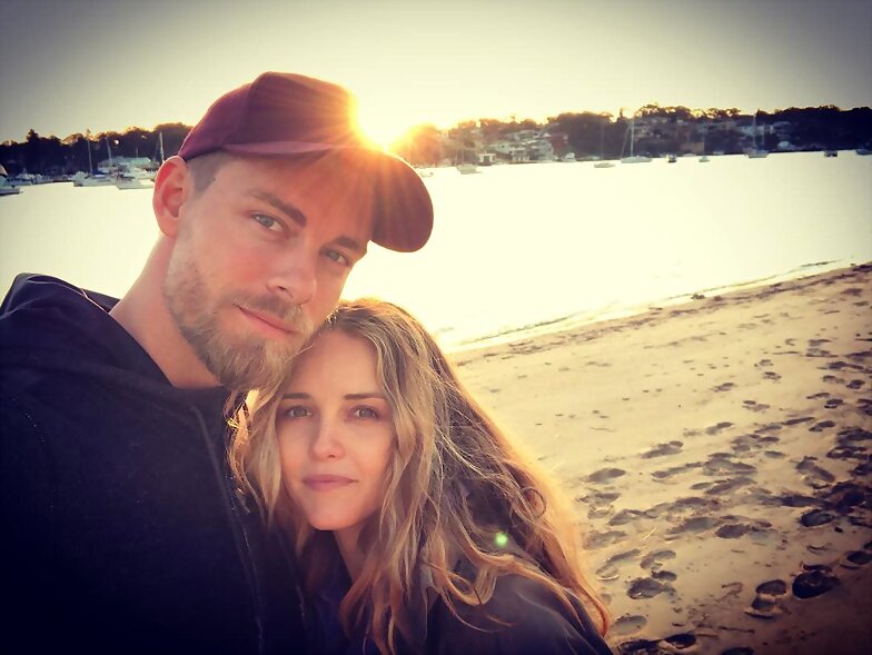 Luke Mitchell y su esposa Rebecca Breeds en Sydney