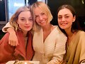 Phoebe Tonkin cena con sus amigas | April 2019
