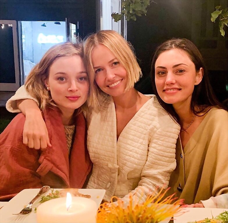 Phoebe Tonkin cena con sus amigas | April 2019
