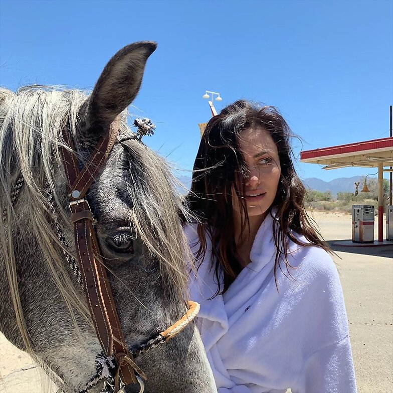 Phoebe Tonkin para Primarie 2019