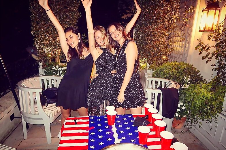 Phoebe Tonkin celebra 4 Julio en Paris | July 2019