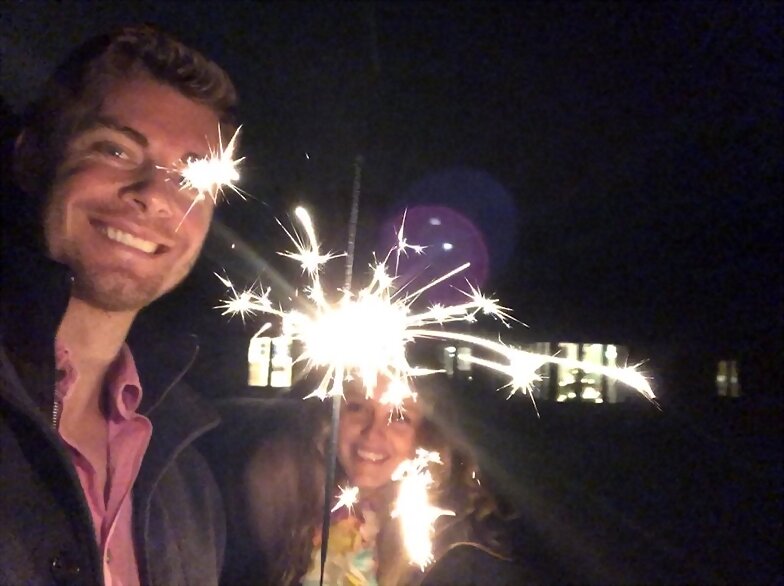 Luke Mitchell y esposa Rebecca Breeds en England