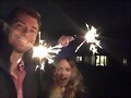 Luke Mitchell y esposa Rebecca Breeds en England