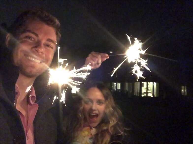 Luke Mitchell y esposa Rebecca Breeds en England