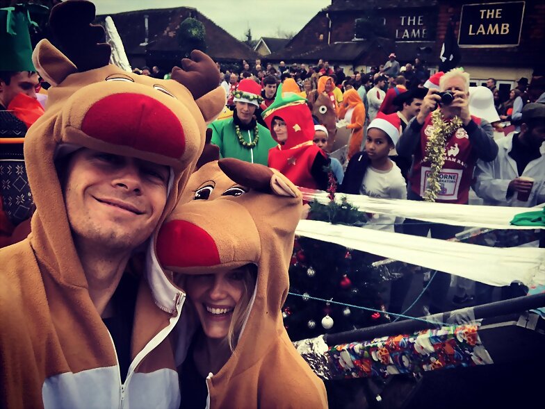 Luke Mitchell y esposa Rebecca Breeds en England