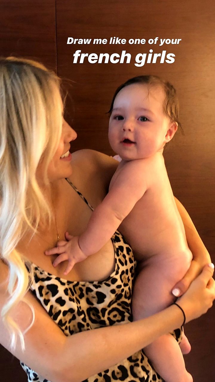 Claire Holt con su hijo James Holt Joblon