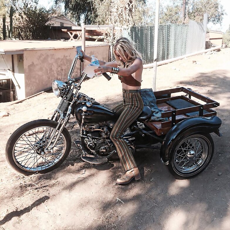 Claire Holt bts en la serie Aquarius (2015)