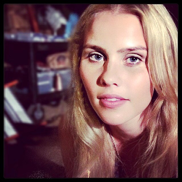 Claire Holt bts en la serie Aquarius (2015)