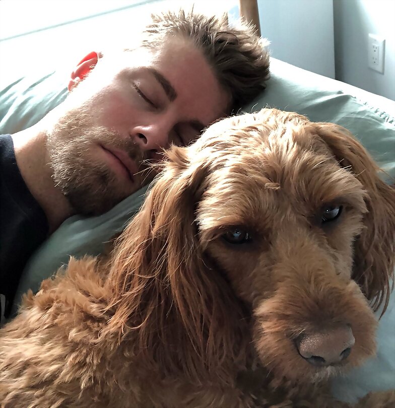 Luke Mitchell con su perrito Alfie