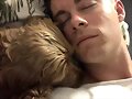 Luke Mitchell con su perrito Alfie