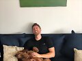 Luke Mitchell con su perrito Alfie