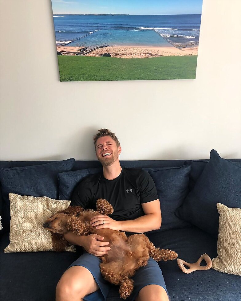 Luke Mitchell con su perrito Alfie